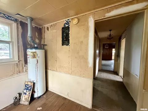 Entry Way - 1104 Taylor St, Eldorado, IL 62930 photo 2 of 2