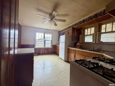 Kitchen - 1104 Taylor St, Eldorado, IL 62930 photo 1 of 3