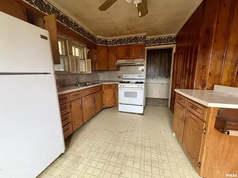 Kitchen - 1104 Taylor St, Eldorado, IL 62930 photo 2 of 3