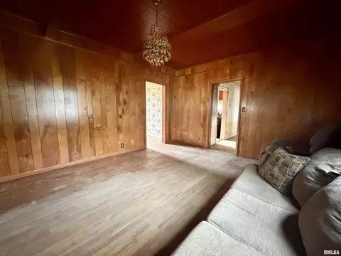 Living - 1104 Taylor St, Eldorado, IL 62930 photo 2 of 2