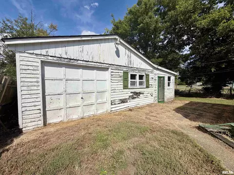Exterior - 1104 Taylor St, Eldorado, IL 62930 photo 2 of 6