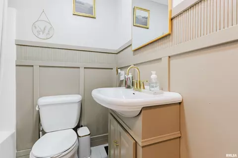 Bath - 805 E Marshall St, Marion, IL 62959 photo 5 of 6