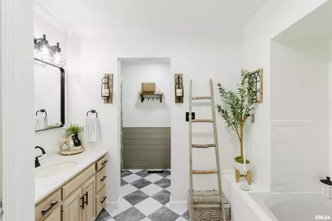 Bath - 805 E Marshall St, Marion, IL 62959 photo 1 of 6