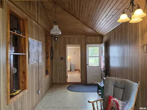Entry Way - 543 Custer Pl, Canton, IL 61520 photo 5 of 7