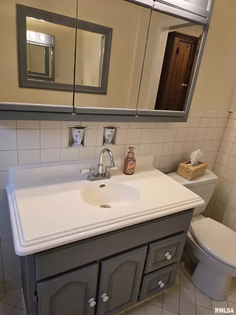 Bath - 543 Custer Pl, Canton, IL 61520 photo 2 of 3