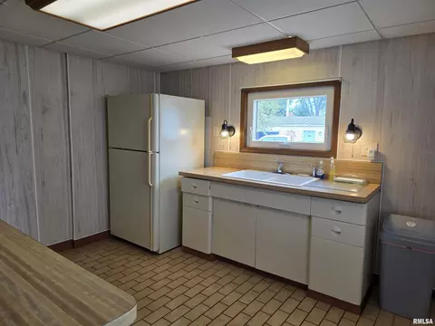 Kitchen - 543 Custer Pl, Canton, IL 61520 photo 2 of 5