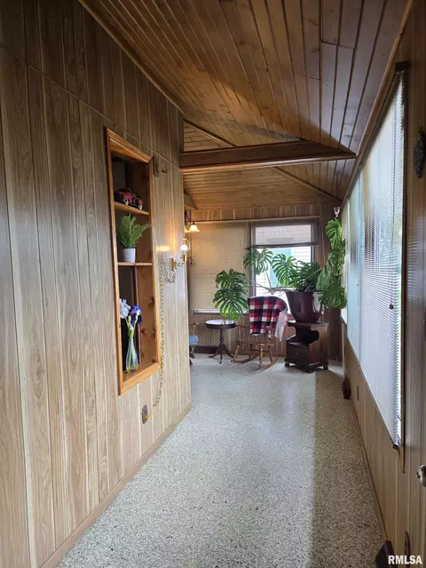 Entry Way - 543 Custer Pl, Canton, IL 61520 photo 2 of 7