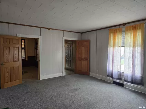 Living - 543 Custer Pl, Canton, IL 61520 photo 2 of 5