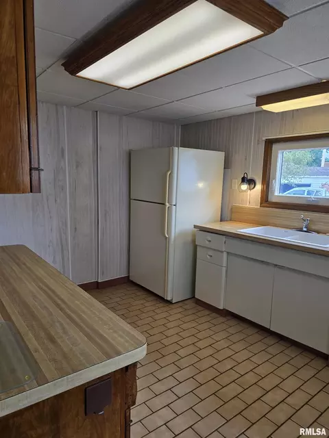 Kitchen - 543 Custer Pl, Canton, IL 61520 photo 1 of 5