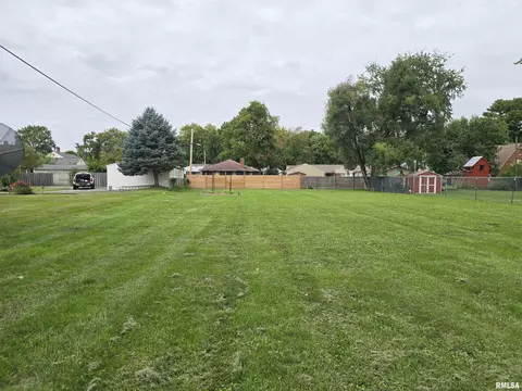 Exterior - 543 Custer Pl, Canton, IL 61520 photo 9 of 12