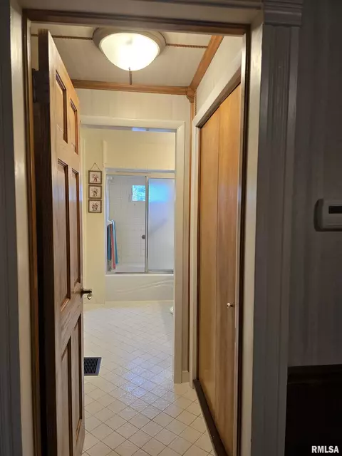 Entry Way - 543 Custer Pl, Canton, IL 61520 photo 6 of 7