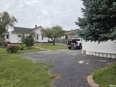 Exterior - 543 Custer Pl, Canton, IL 61520 photo 10 of 12