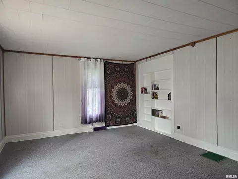 Living - 543 Custer Pl, Canton, IL 61520 photo 3 of 5