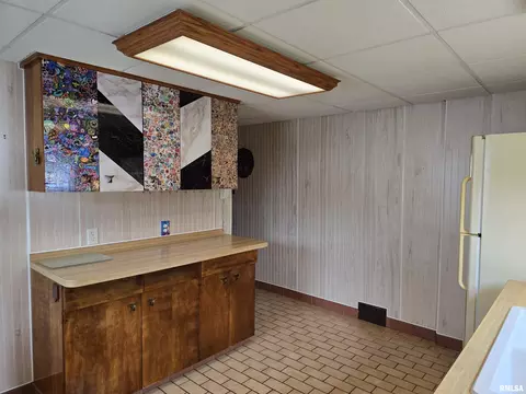 Kitchen - 543 Custer Pl, Canton, IL 61520 photo 3 of 5