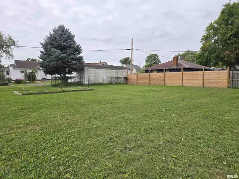 Exterior - 543 Custer Pl, Canton, IL 61520 photo 7 of 12