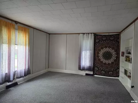 Living - 543 Custer Pl, Canton, IL 61520 photo 4 of 5