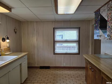 Kitchen - 543 Custer Pl, Canton, IL 61520 photo 4 of 5