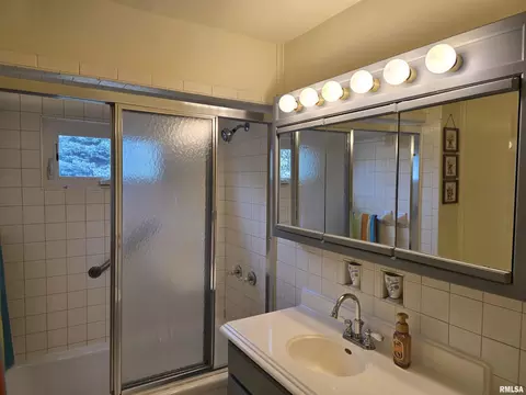 Bath - 543 Custer Pl, Canton, IL 61520 photo 1 of 3