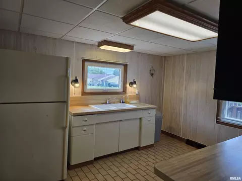 Kitchen - 543 Custer Pl, Canton, IL 61520 photo 5 of 5