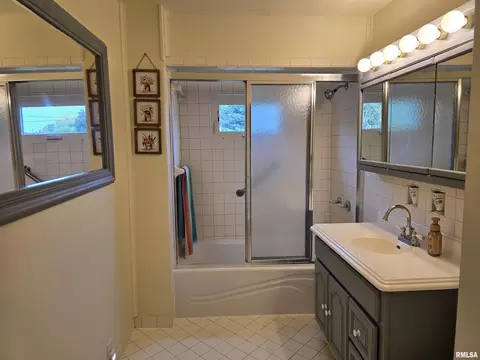Bath - 543 Custer Pl, Canton, IL 61520 photo 3 of 3