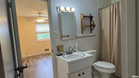 Bath - 100 Belcher Dr, Anna, IL 62906 photo 1 of 3