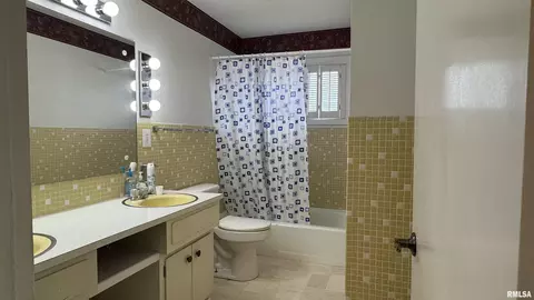 Bath - 100 Belcher Dr, Anna, IL 62906 photo 2 of 3