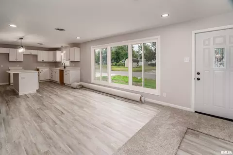Living - 1016 S 13th St, Herrin, IL 62948 photo 1 of 3