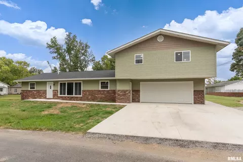 Exterior - 1016 S 13th St, Herrin, IL 62948 photo 3 of 4