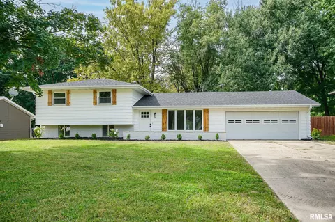 1320 Springfield Rd, East Peoria, IL 61611
