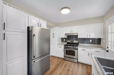 Kitchen - 5208 S Cameron Ln, Mapleton, IL 61547 photo 2 of 3