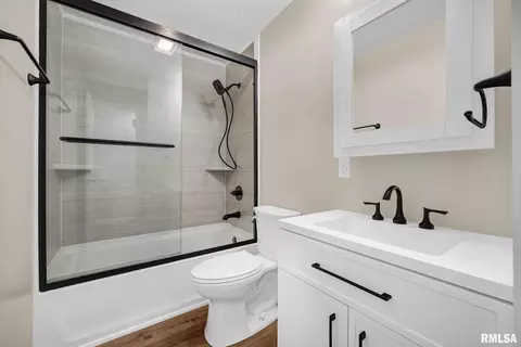 Bath - 5208 S Cameron Ln, Mapleton, IL 61547 photo 1 of 2