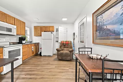 Entry Way - 515 521 N Albert St, Macomb, IL 61455 photo 4 of 5