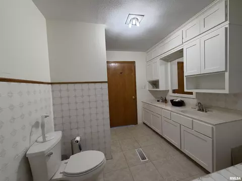 Bath - 111 Stork St, Anna, IL 62906 photo 3 of 4
