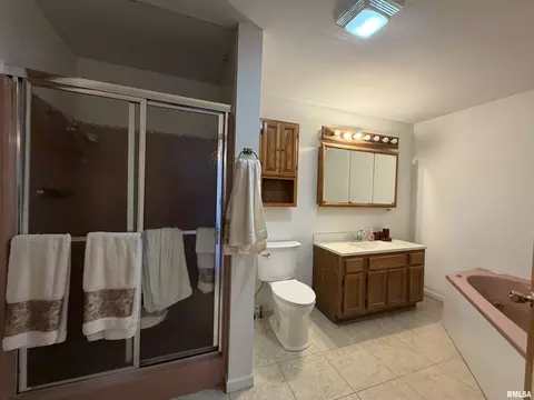 Bath - 111 Stork St, Anna, IL 62906 photo 2 of 4