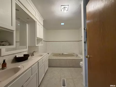 Bath - 111 Stork St, Anna, IL 62906 photo 1 of 4