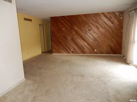 Living - 10 Kimberly Ct, Macomb, IL 61455 photo 2 of 8