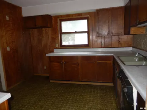 Kitchen - 10 Kimberly Ct, Macomb, IL 61455 photo 3 of 4