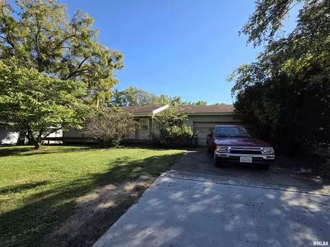 Exterior - 10 Kimberly Ct, Macomb, IL 61455 photo 3 of 6