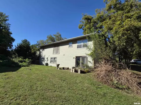 Exterior - 10 Kimberly Ct, Macomb, IL 61455 photo 4 of 6