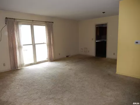 Living - 10 Kimberly Ct, Macomb, IL 61455 photo 4 of 8