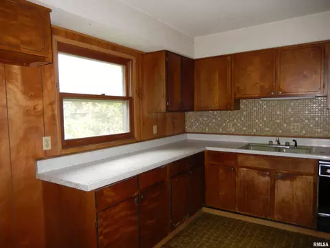 Kitchen - 10 Kimberly Ct, Macomb, IL 61455 photo 1 of 4