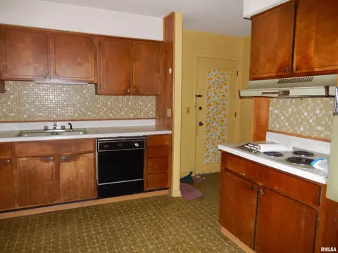 Kitchen - 10 Kimberly Ct, Macomb, IL 61455 photo 2 of 4