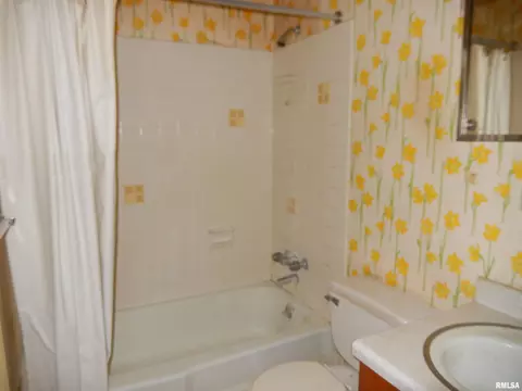 Bath - 10 Kimberly Ct, Macomb, IL 61455 photo 3 of 5