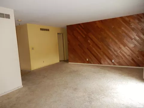 Living - 10 Kimberly Ct, Macomb, IL 61455 photo 3 of 8