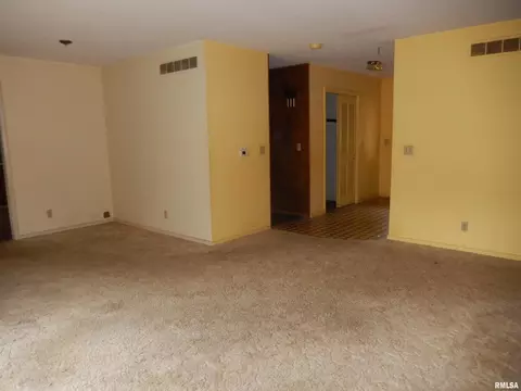 Living - 10 Kimberly Ct, Macomb, IL 61455 photo 1 of 8