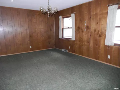 Living - 10 Kimberly Ct, Macomb, IL 61455 photo 5 of 8