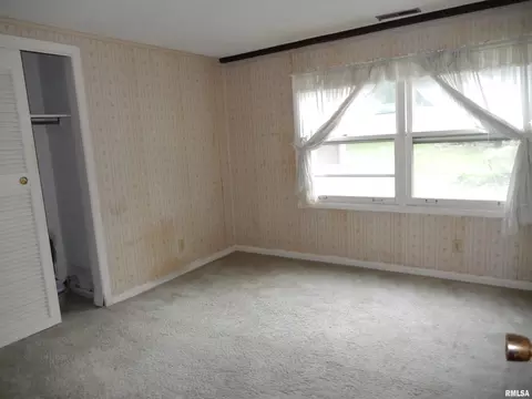 Bedroom - 10 Kimberly Ct, Macomb, IL 61455 photo 4 of 6