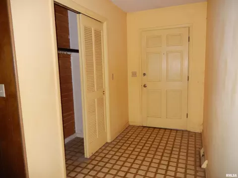 Entry Way - 10 Kimberly Ct, Macomb, IL 61455 photo 1 of 1