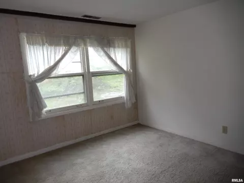 Bedroom - 10 Kimberly Ct, Macomb, IL 61455 photo 6 of 6