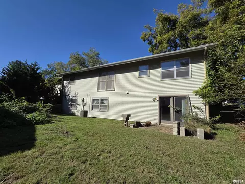 Exterior - 10 Kimberly Ct, Macomb, IL 61455 photo 5 of 6